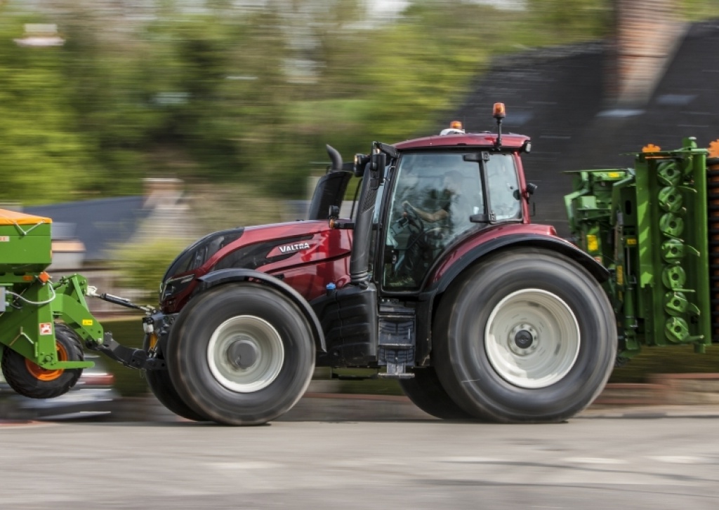 Valtra T4 - Relevage hors normes: 5T à l'avant et près de 10T à l'arrière (sur toute la course)