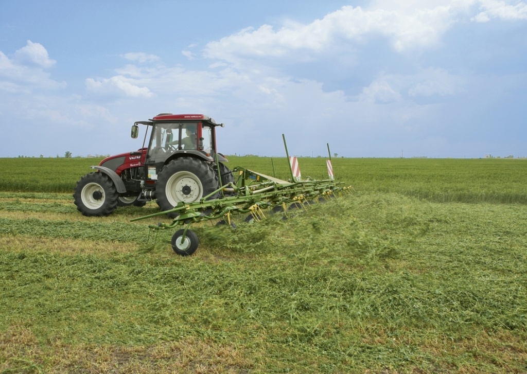 KRONE - KW 7.92 - 8 rotors et commande hydraulique pour les bordures
